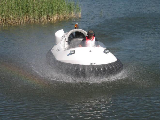Hovercraft im Wasser